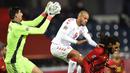 Kiper Belgia, Thibaut Courtois, berusaha menangkap bola saat menghadapi Denmark pada laga lanjutan UEFA Nations League di Stadion Den Dreef, Kamis (19/11/2020) dini hari WIB. Belgia menang 4-2 atas Denmark. (AFP/John Thys)