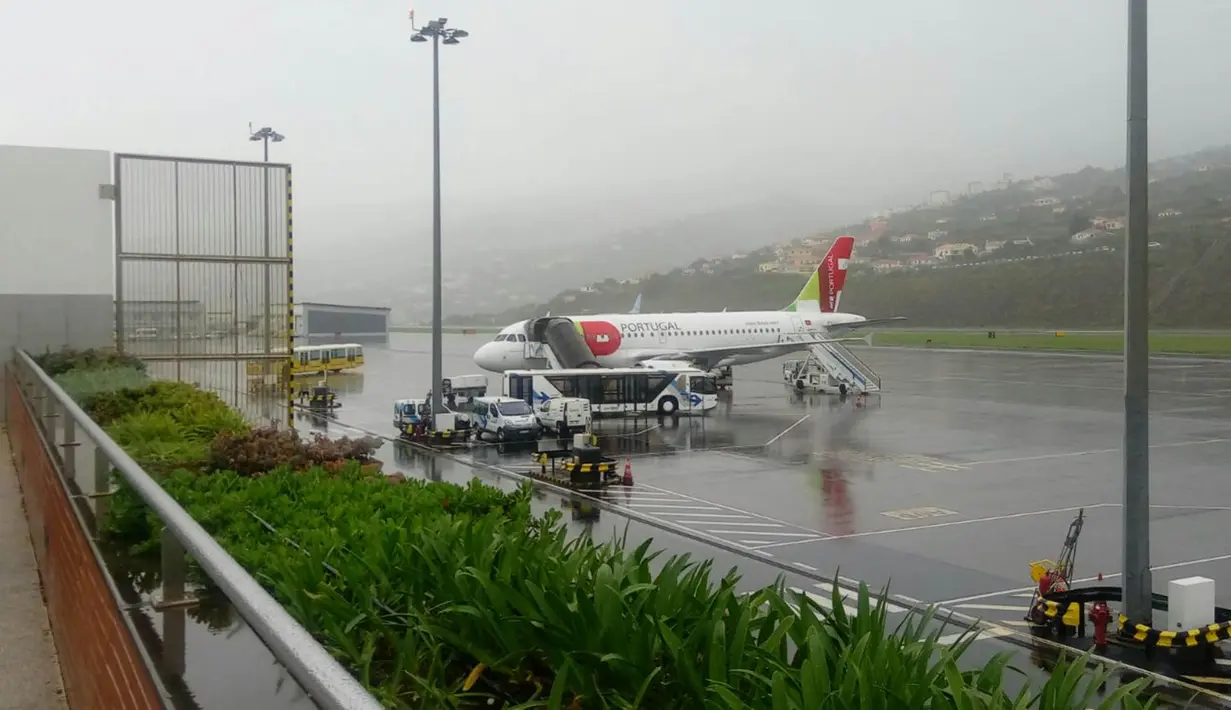 Maskapai asal Portugal bernama TAP menjadi langganan di Bandara Madeira. Kota ini merupakan tempat kelahiran Cristiano Ronaldo. (Bola.com/Reza Khomaini)