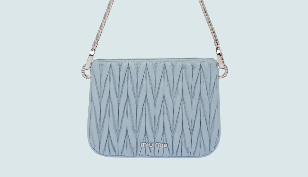 Tas bernuansa biru muda dari Miu Miu. Tas tersebut memiliki aksen lipat yang terlihat unik. Harga kisarannya sekitar Rp. 34 juta rupiah.