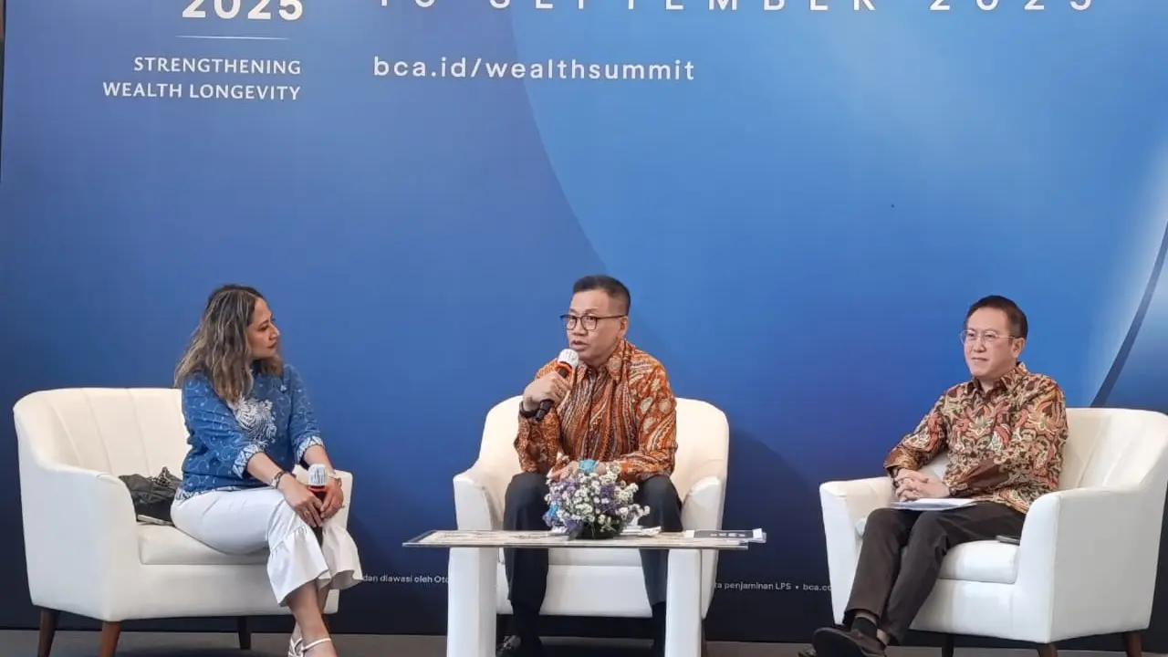 Direktur BCA, Haryanto T. Budiman menjawab pertanyaan pada sesi QnA dalam acara Press Conference BCA Wealth Summit 2025.