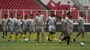 Para pemain Bhayangkara FC bersiap mengikuti latihan di Stadion Utama Gelora Bung Karno, Jakarta, Jumat (26/1/2018). Latihan ini persiapan jelang laga J.League Asia Challenge melawan FC Tokyo. (Bola.com/Asprilla Dwi Adha)