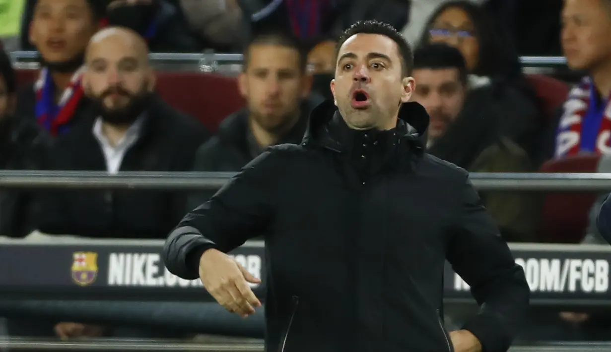 Pelatih Barcelona, Xavi Hernandez menginstruksikan pemainnya saat bertanding melawan Sevilla pada pertandingan lanjutan La Liga Spanyol di stadion Camp Nou di Barcelona, Spanyol, Senin (4/4/2022). Barcelona menyamai raihan poin Atletico Madrid dan Sevilla, 57 poin. (AP Photo/Joan Monfort)
