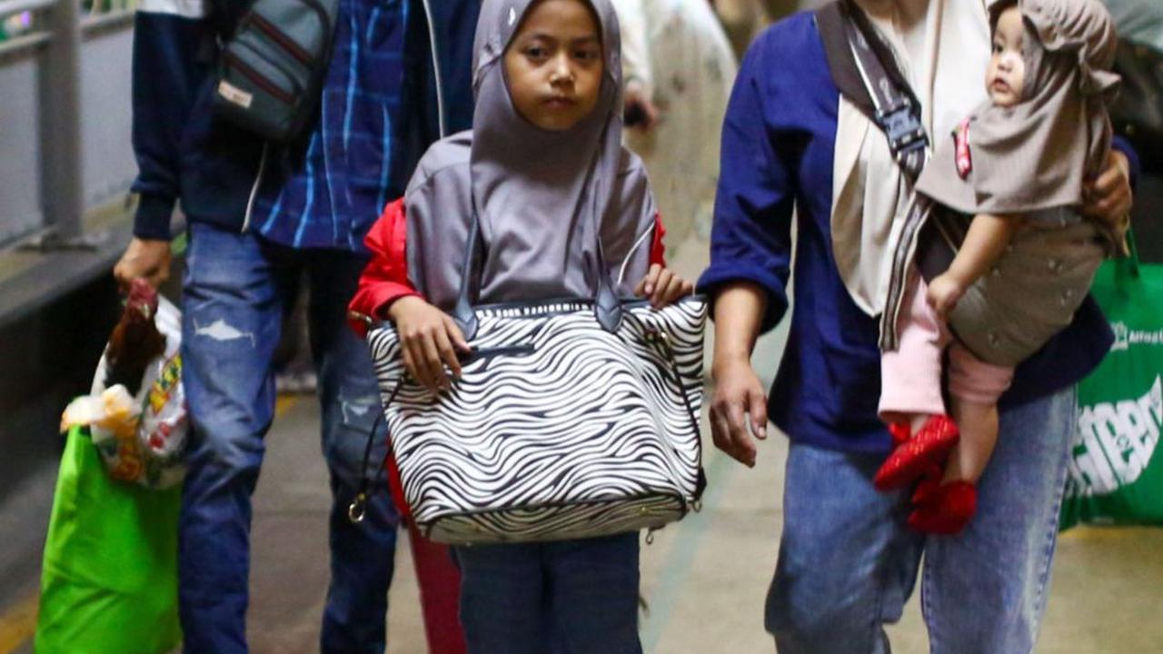 Kepadatan pemudik pejalan kaki ini terpantau sejak Jumat (5/4) malam.&nbsp; Liputan6.com/Angga Yuniar