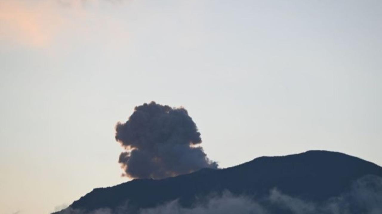 Gunung Ibu di Halmahera Barat Erupsi, Tinggi Kolom Abu Capai 700 Meter