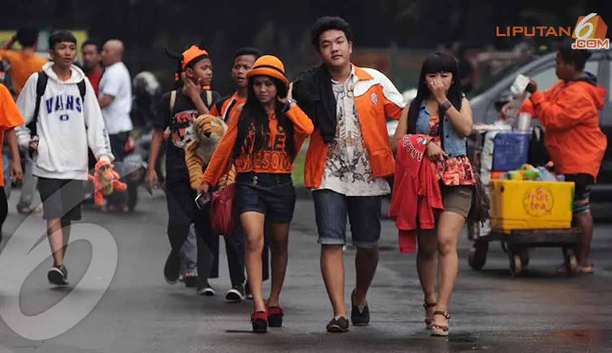 Jak Angel (sebutan buat suporter wanita Persija Jakarta) juga tidak mau ketinggalan menyaksikan laga kandang perdana Persija Jakarta di ISL musim 2014 (Liputan6.com/Helmi Fithriansyah)