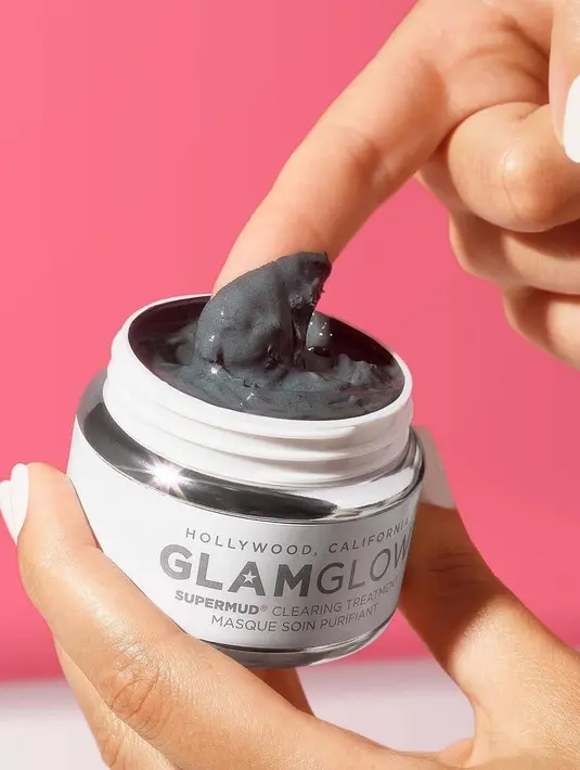 GLAMGLOW Supermud Clearing Treatment memiliki kombinasi asam glikolat, asam salisilat, dan asam laktat yang terbaik untuk perawatan kulit kombinasi. Tidak hanya membersihkan pori-pori, tapi juga mengatur produksi minyak dan menenangkan kulit sensitif. Foto: Instagram.