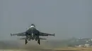 Pesawat tempur Rusia Tupolev TU-22 saat menyerang lokasi yang diduga tempat persembunyian kelompok ISIS di Suriah, Kamis (19/11/2015).  (Reuters)