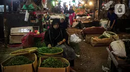 Pedagang memilah cabai di Pasar Induk Kramat Jati, Jakarta, Kamis (29/12/2022). Rencananya, revitalisasi Pasar Kramat Jati ini akan selesai sekitar 18 bulan. (Liputan6.com/Faizal Fanani)
