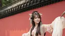 Fuji Utami terlihat bak pemeran film kolosal China dengan kimono dress yang flowy bernuansa pastel [@fuji_an]