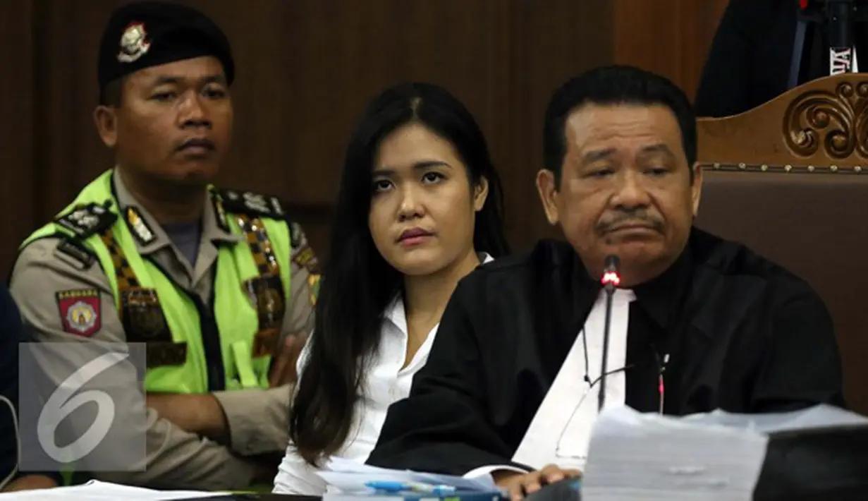 Jessica Kumala Wongso saat mengikuti sidang lanjutan kasus pembunuhan Mirna Salihin di PN Jakpus, Rabu, (21/9). Sidang menghadirkan saksi Ahli Patologi Forensik dari Australia, Michael David Robertsondi. (Liputan6.com/Helmi Afandi)