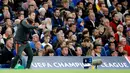 Manajer Chelsea, Frank Lampard memberikan isyarat kepada skuat asuhannya saat melawan Valencia pada laga perdana Grup H Liga Champions di Stamford Bridge, Rabu (18/9/2019). Debut Lampard bersama Chelsea di Liga Champions tercoreng dengan kekalahan 0-1 atas Valencia. (AP Photo/Frank Augstein)