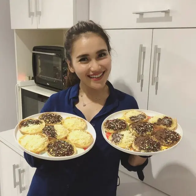Potret Ayu Ting Ting di Saat Memasak