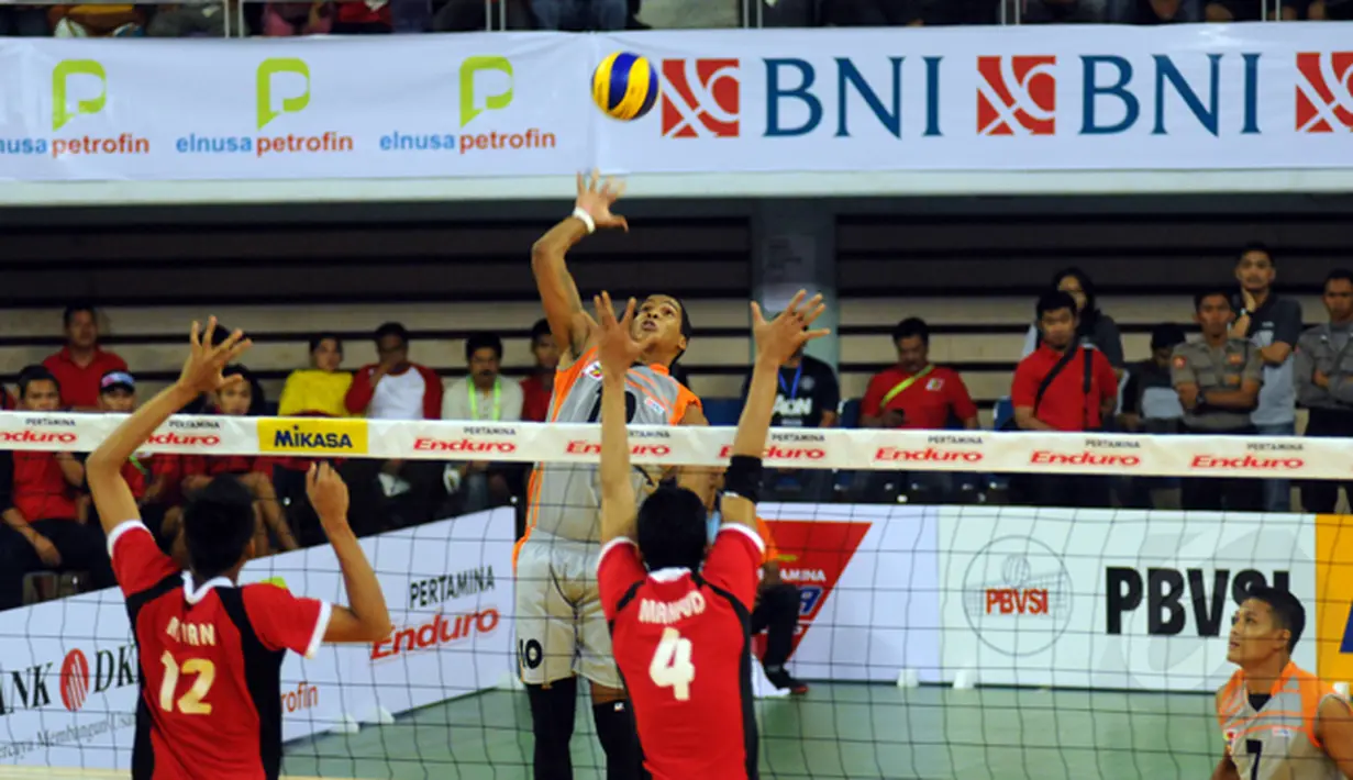 Pevoli Jakarta BNI 46, Jorge Mencia melakukan smesh saat berlaga melawan Surabaya Samator di Pertamina Proliga 2015 di Dome Sport Balikpapan, (6/2/2015). Surabaya Samator unggul 3-2 atas Jakarta BNI 46. (Liputan6.com/Helmi Fithriansyah)