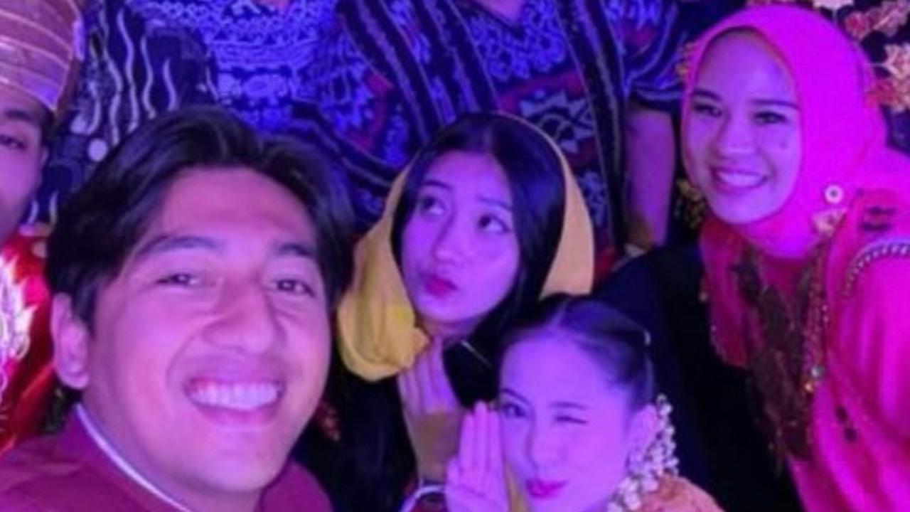 Thariq Halilintar, Aaliyah, Hariz Firza juga terlihat hadir di acara debat Cawapres. Mereka tampak kompak memakai baju adat.&nbsp;