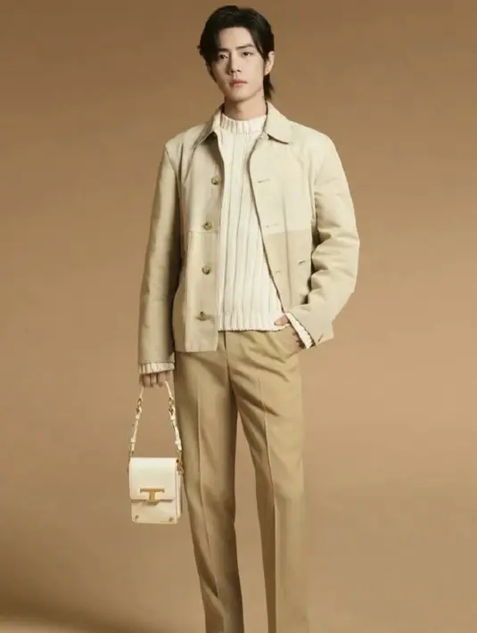 Ia tampil begitu flawless dan chic.Gaya busana yang modern menghadirkan kesan metropolita, Paduan jaket, atasan knitwear, dan celana warna senada, disempurnakan dengan mini bag kulit beraksen hardwear emas yang melengkapi gayanya secara menyeluruh.  [Foto: Instagram/ Xiaozhan_195]