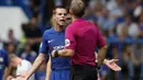 Protes pemain Chelsea, Cesar Azpilicueta (kiri) kepada wasit Craig Pawson saat melawan Burnley pada laga perdana Premier League di Stamford Bridge, (12/8/2017). Chelsea kalah 2-3. (AP/Kirsty Wigglesworth)