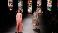 Para model mengenakan kreasi untuk koleksi busana edisi semi-musim panas 2021 Dior selama Paris Fashion Week pada Selasa (29/9/2020). Paris Fashion Week digelar kembali di tengah pandemi COVID-19 dan berlangsung mulai dari 28 September hingga 6 Oktober 2020. (AP Photo/Francois Mori)