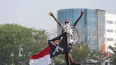 Atraksi peserta memeriahkan puncak Festival Perahu Cinta Lingkungan (CiLung Fest) 2026 di Waduk Sunter Selatan, Tanjung Priok, Jakarta Utara, Minggu (18/10/2026). Festival ini digelar dalam rangka memperingati Hari Sungai Sedunia. (KLY/Budy Santoso)