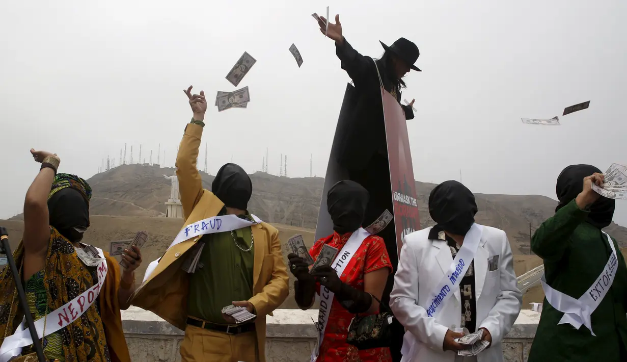 Sejumlah peserta melakukan aksi teatrikal  dalam partisipasi mengungkap korupsi di Lima,Peru, (12/11/2015).  Mereka ingin menciptakan kepada masyarakat akan kesadaran tentang korupsi. (REUTERS/Mariana Bazo)