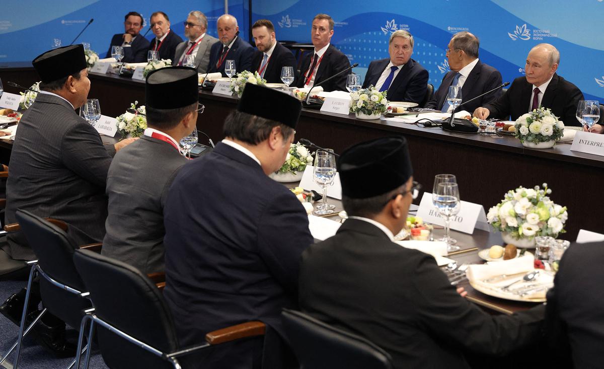 Prabowo dan Putin Bahas Kemitraan Indonesia Rusia di Vladivostok