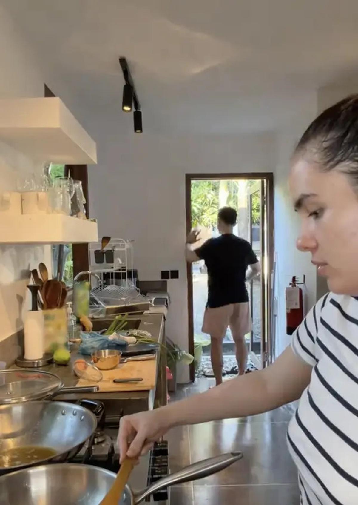 7 Potret Dapur Rumah Nino Fernandez dan Steffi Zamora di Bali, Desain Memanjang Minimalis