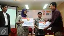 Ketua Umum YOI, Rudy Hartono (kanan) menyerahkan donasi kepada dua mantan atlet nasional jelang memberikan keterangan seputar pelaksanaan Bandung Great Run 10K di Jakarta, Kamis (28/1/2016). Acara akan berlangsung Maret. (Liputan6.com/Helmi Fithriansyah)