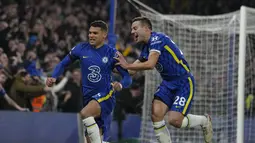 Bek Chelsea Thiago Silva merayakan gol yang dicetaknya ke gawang Tottenham Hotspur pada laga pekan ke-23 Liga Inggris 2021/22 di Stamford Bridge, Senin dini hari WIB (24/1/2022). Chelsea menang dengan skor 2-0. (AP Photo/Kirsty Wigglesworth)