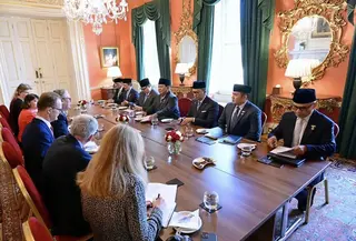 Presiden Prabowo Subianto dan Perdana Menteri (PM) Inggris, Keir Starmer menanandatangani nota kesepahaman (MoU) pembangunan kapal penangkap ikan. Kerja sama ini dalam rangka mendorong pertumbuhan ekonomi sektor perikanan dan mengelola kekayaan laut Indonesia. (Foto: Instagram Sekretariat Kabinet)