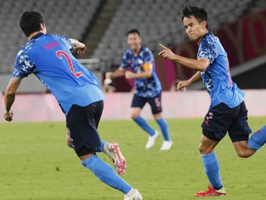 Takefusa Kubo - Tampil di negaranya sendiri Kubo benar-benar menunjukkan sinarnya di ajang Olimpiade 2020. Wonderkid Real Madrid itu tampil spartan dan sanggup membuat frustasi pemain bertahan lawan. (Foto: AP/Shuji Kajiyama)