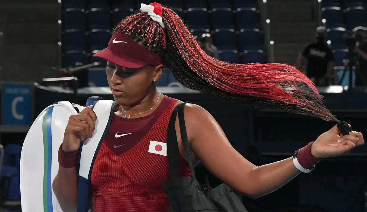 Petenis nomor dua dunia sekaligus pembawa obor pada pembukaan Olimpiade Tokyo 2020, Naomi Osaka terglincir di pertandingan ketiganya ketika melawan Marketa Vondrousova dari Republik Ceska. (Foto: AFP/Tiziana Fabi)