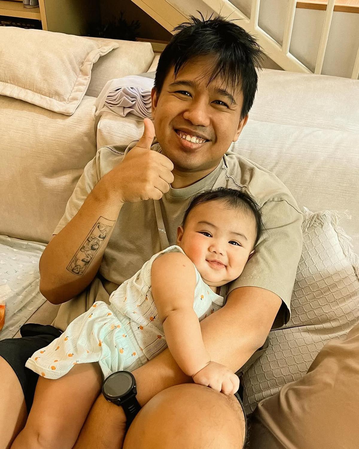 Joshua Suherman Momong Baby Elio, Endingnya Ikut Tidur Bersama Anak