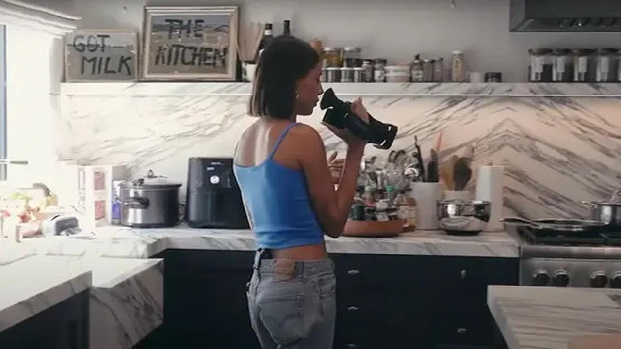 Potret Dapur Rumah Hailey Bieber, Modelnya Mewah dengan Nuansa Monokrom yang Elegan