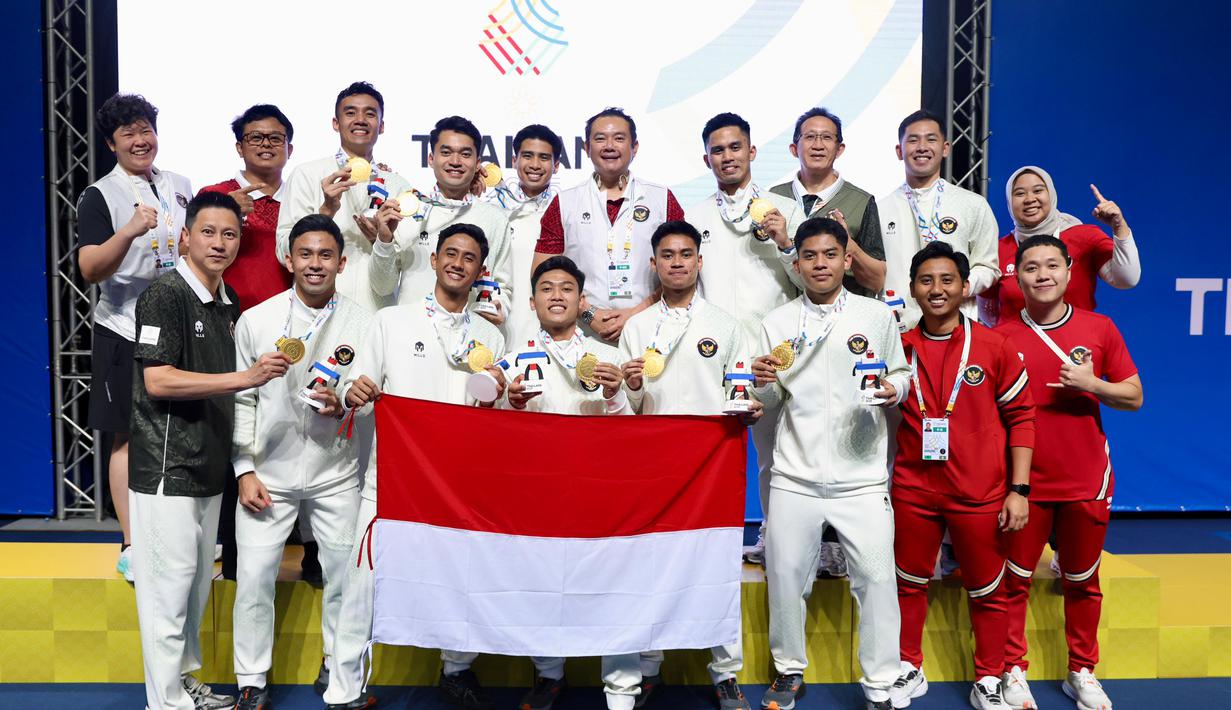 Tim Bulutangkis Putra Indonesia bersama para official memamerkan medali usai memastikan meraih emas di SEA Games Thailand 2025 di Gymnasium 4, Thammasat University Rangsit Campus, Pathum Thani, Rabu (10/12/2025). (Dok. PBSI)