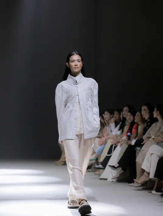 Bertempat di Taman Air Mancur Plaza Senayan, Jakarta, rancangan panggung gelaran SAPTO DJOJOKARTIKO Spring/Summer 2024 ini terinspirasi dari miniatur kuil arkais dan ruang pemandian tempat mensucikan diri. [Foto: Document/FIMELA]