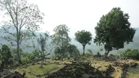 Salah satu pemandangan dari atas salah satu teras yang ada di areal situs Gunung Padang di Kampung Cimanggu, Cianjur, Jawa Barat, (19/9/2014). (Liputan6.com/Helmi Fithriansyah)
