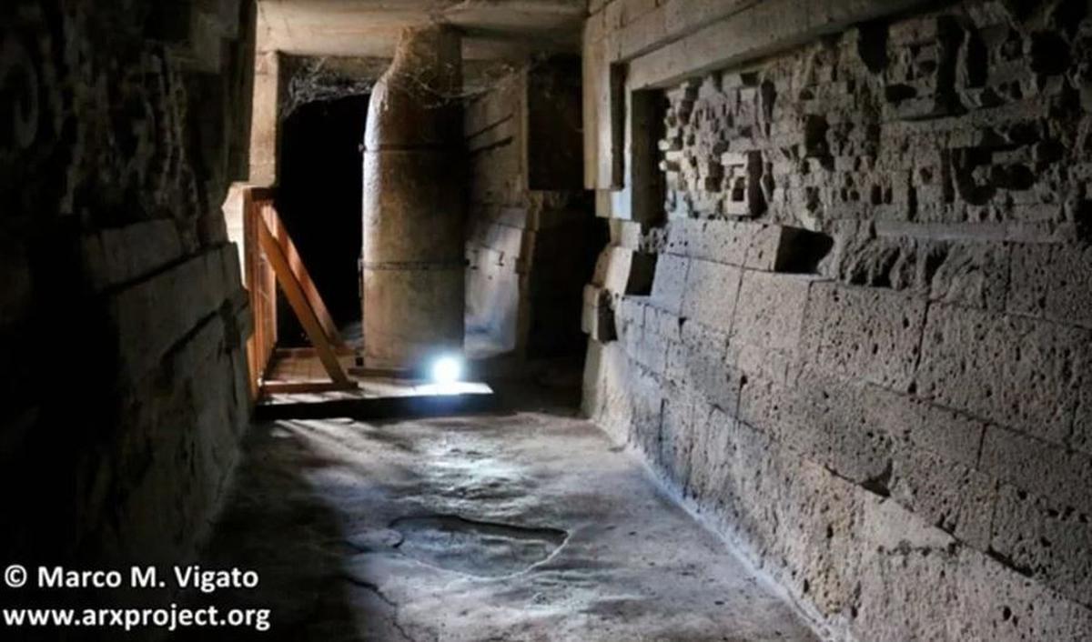 Orang-orang Zapotec meyakini Mitla berfungsi sebagai portal antara dunia orang hidup dan dunia arwah untuk mengubur para elit Zapotec, karena itulah dinamakan Mitla yang berasal dari bahasa Nahuatl "Mictlan" yang berarti "tempat orang mati" atau "dunia ba