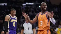 Guard Phoenix Suns Chris Paul saat melawan Los Angeles Lakers dalam pertandingan NBA di Staples Center, Sabtu, 23 Oktober 2021. (AP Photo/Marcio Jose Sanchez)