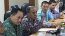 Sekjen LPOI, Lutfi A Tamimi (kedua kiri) memberi pernyataan sikap Ormas Keagamaan se-Indonesia terkait insiden penyerangan masjid di Selandia Baru, Jakarta, Sabtu (16/3). (Liputan6.com/Helmi Fithriansyah)
