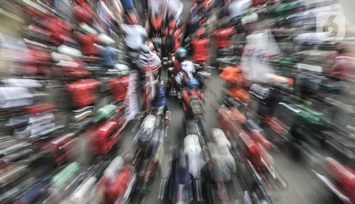 Aksi konvoi massa yang tergabung dalam Konfederasi Serikat Buruh Seluruh Indonesia (KSBSI) di Jalan Medan Merdeka Barat, Jakarta, Senin (12/10/2020). Ratusan massa buruh ini hendak berunjuk rasa menolak pengesahan omnibus law Undang-Undang Cipta Kerja di Istana Negara. (merdeka.com/Iqbal S Nugroho)