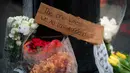Lusinan karangan bunga dengan kalimat seperti “saat kita semua kehilangan teman” ditumpuk di sudut barat daya Bedford and Grove dekat restoran The Little Owl. (Adam GRAY / AFP)
