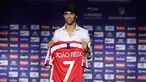Gelandang Atletico Madrid, Joao Felix tersenyum saat berpose dengan jersey klub barunya selama perkenalan dirinya di Stadion Wanda Metropolitano, Madrid (8/7/2019). Pemain Portugal ini resmi diboyong Atletico seharga 126 juta euro dengan kontrak selama tujuh tahun. (AP Photo/Manu Fernandez)