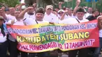 1000 Aparatur Sipil Negara (ASN) berunjuk rasa di depan gedung DPR-MPR menuntut penghapusan peraturan menteri dalam negeri.