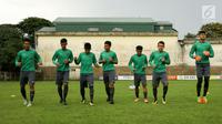 Timnas Indonesia U-19 kembali jalani latihan di Stadion Pandomar, Yangon, Minggu (10/9). Latihan ini ditujukan sebagai persiapan menghadapi Vietnam yang akan bertanding pada 2017 pada Senin (11/9) mendatang. (Liputan6.com/Yoppy Renato)