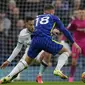 Gelandang Chelsea Ross Barkley diadang lawan pada laga Liga Inggris melawan Burnley di Stamford Bridge, Sabtu (6/11/2021). (AP Photo/Frank Augstein)