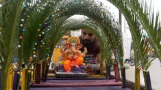 Seorang perajin memajang patung Dewa Ganesha untuk dijual di kios pinggir jalan di Hyderabad, India, Kamis (9/9/2021). Patung dewa Hindu berkepala gajah tersebut banyak dijual jelang Festival Ganesh Chaturthi. (NOAH SEELAM/AFP)