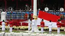 Paskibraka mengibarkan Bendera Merah Putih saat upacara Pengibaran Bendera Merah Putih dalam rangkaian Peringatan Detik-detik Proklamasi Kemerdekaan ke-73 di Istana Merdeka, Jakarta, Jumat (17/8). (Liputan6.com/HO/Bian)