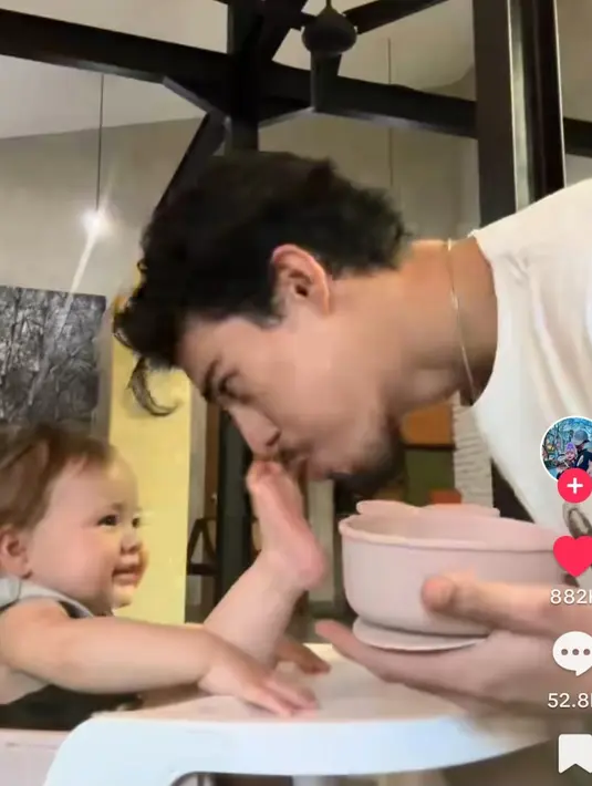 <p>Kamari terus mempperlihatkan tingkah lucunya dengan mengangkat kakinya ke kursi. Dali mencium kaki mungil sang putri. (Foto: TikTok/ dali.wassink)</p>