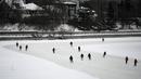 Orang-orang menyusuri Rideau Canal Skateway pada hari pembukaannya di Ottawa, Ontario, Kamis (28/1/2021). Karena pandemi, tempat konsesi, penyewaan skate dan fasilitas ganti di sepanjang skateway akan tetap ditutup, dan tidak akan ada meja piknik musim ini. (Justin Tang/The Canadian Press via AP)