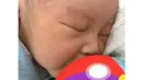 Kalau yang satu ini, terlihat baby Nord sedang minum asi di pagi hari. Pasalnya, di emoji berbentuk bola itu tertuliskan, “sarapan dulu”. (Instagram/nordkiano)