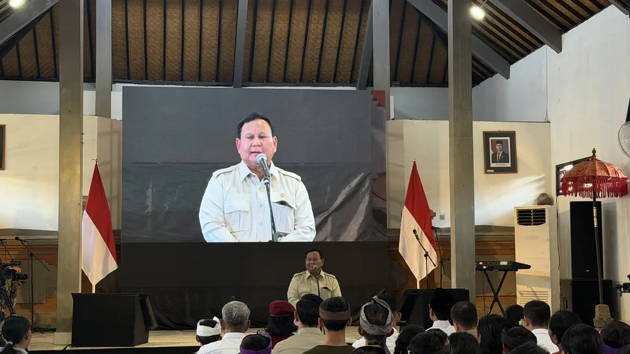 Presiden Prabowo Subianto saat meninjau Sekolah Rakyat Menengah Pertama (SRMP) 17 Tabanan, Bali, Minggu (7/6/2026).